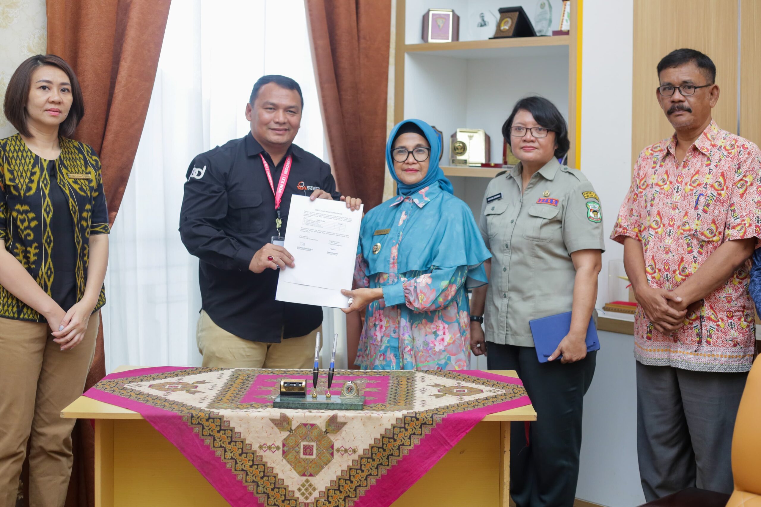 PT Bank Sumut Melalui Kantor Cabang Pematangsiantar Serahkan Bantuan Alat Kebencanaan ke Pemerintah Kota Pematangsiantar PT Bank Sumut Melalui Kantor Cabang Pematangsiantar Serahkan Bantuan Alat Kebencanaan ke Pemerintah Kota Pematangsiantar