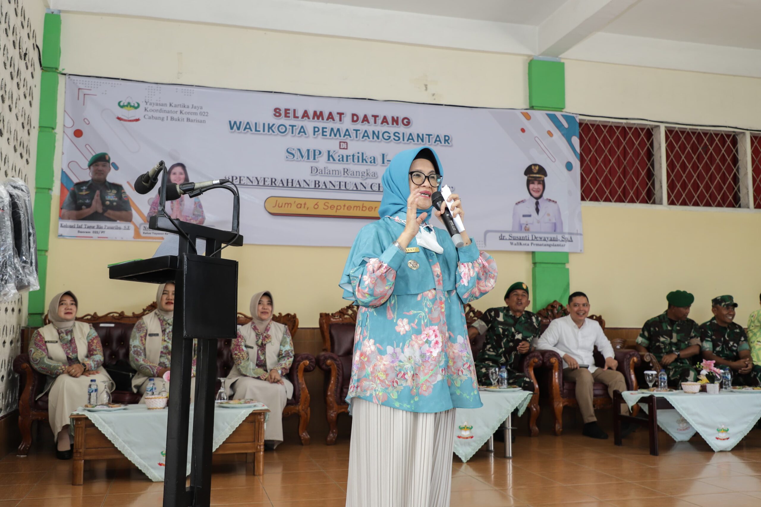 Wali Kota Serahkan Bantuan Pemerintah Kota Pematangsiantar berupa 30 unit Chromebook, 2 Unit Infocus, 2 Router untuk SD-SMP Kartika 1-4 Wali Kota Serahkan Bantuan Pemerintah Kota Pematangsiantar berupa 30 unit Chromebook, 2 Unit Infocus, 2 Router untuk SD-SMP Kartika 1-4