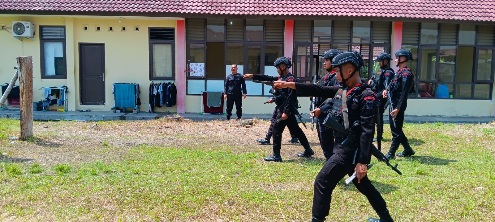 Personil Kompi 1 Batalyon A Pelopor Sat Brimob Polda Sumut Ikuti Latihan Fisik dan Taktis, Pastikan Personil Siap Menghadapi Berbagai Situasi Personil Kompi 1 Batalyon A Pelopor Sat Brimob Polda Sumut Ikuti Latihan Fisik dan Taktis, Pastikan Personil Siap Menghadapi Berbagai Situasi