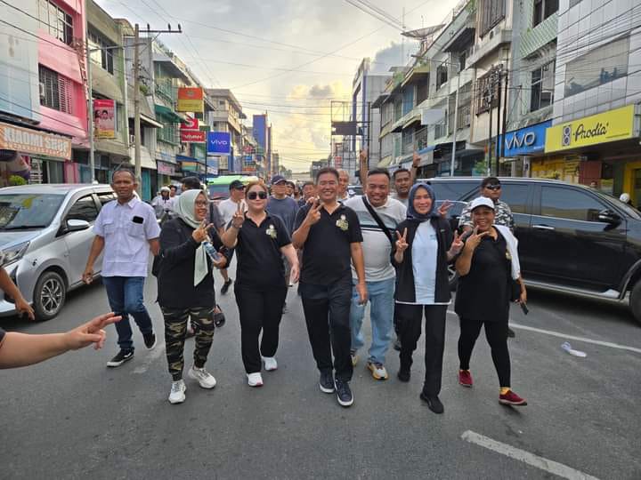Masyarakat Antusias Lihat Mangatas Silalahi dan Ade Purba Jalan Sore Bersama OH5 Hash dan Lainnya Masyarakat Antusias Lihat Mangatas Silalahi dan Ade Purba Jalan Sore Bersama OH5 Hash dan Lainnya