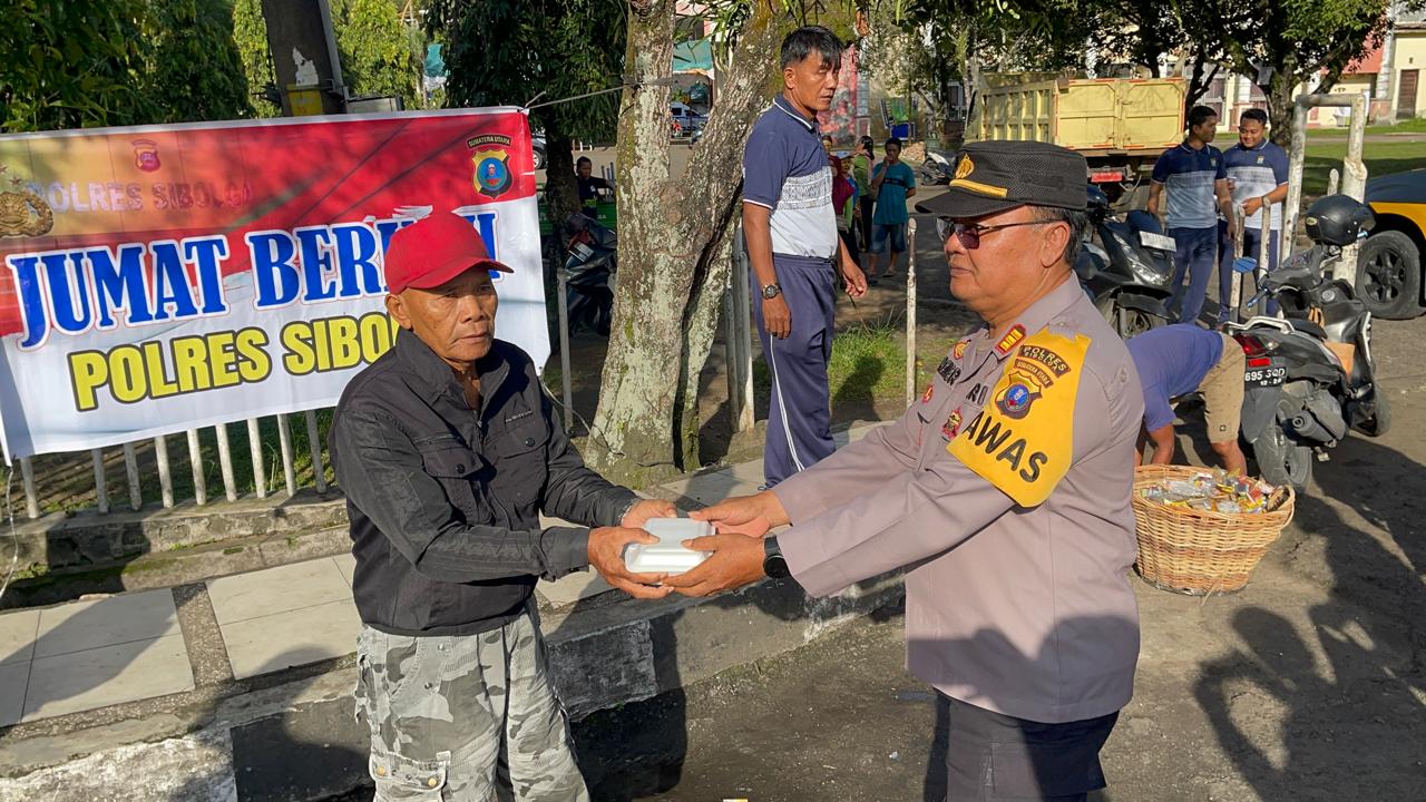 Jumat Berkah, Polres Sibolga Bagikan Nasi Kepada Warga