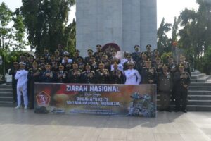 Dansat Brimob Polda Sumut Hadiri Upacara Ziarah Nasional Peringatan HUT ke-79 TNI Mewakili Kapolda Sumut