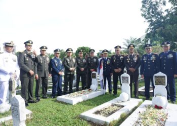 Dansat Brimob Polda Sumut Hadiri Upacara Ziarah Nasional Peringatan HUT ke-79 TNI Mewakili Kapolda Sumut