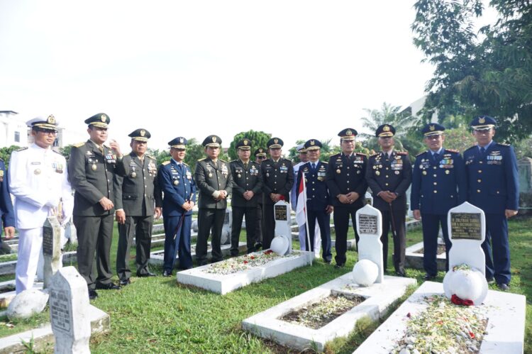 Dansat Brimob Polda Sumut Hadiri Upacara Ziarah Nasional Peringatan HUT ke-79 TNI Mewakili Kapolda Sumut