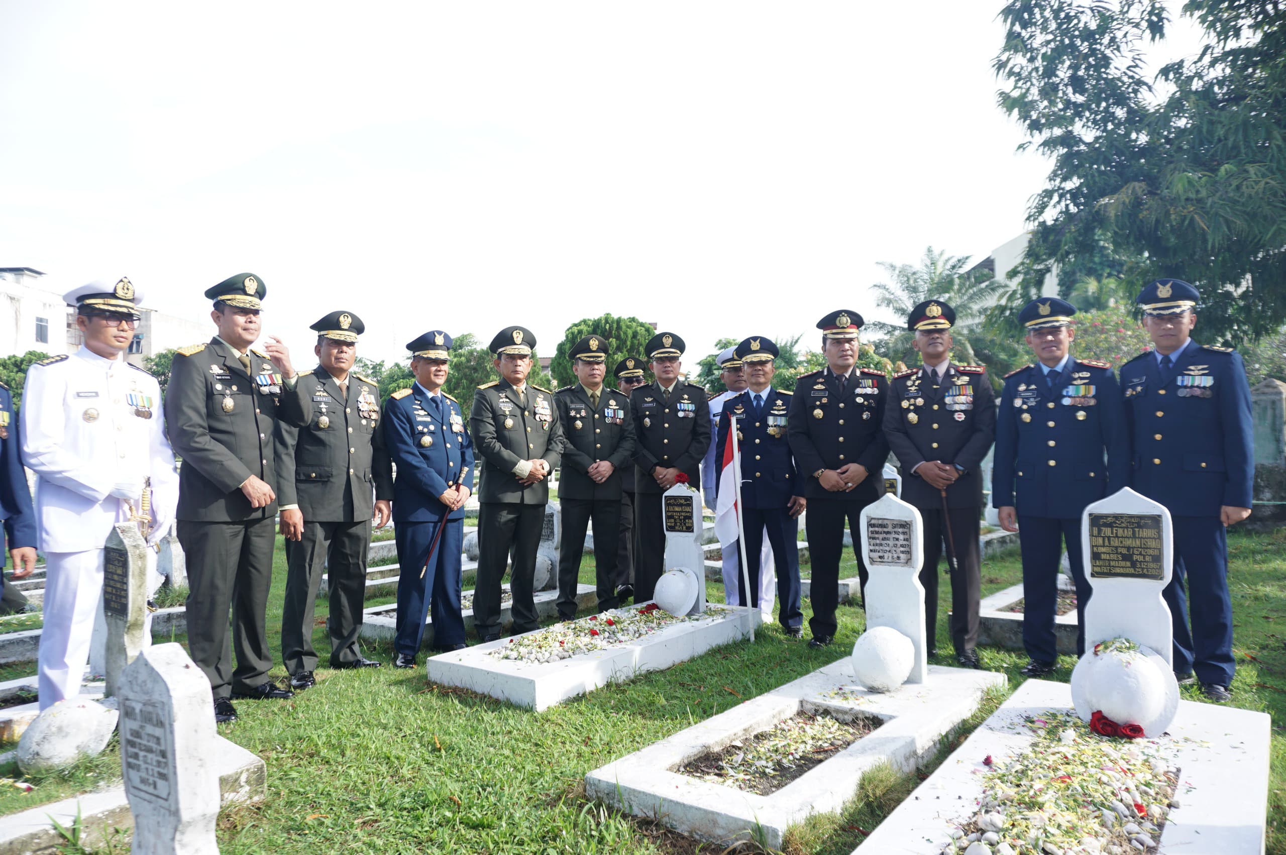 Dansat Brimob Polda Sumut Hadiri Upacara Ziarah Nasional Peringatan HUT ke-79 TNI Mewakili Kapolda Sumut Dansat Brimob Polda Sumut Hadiri Upacara Ziarah Nasional Peringatan HUT ke-79 TNI Mewakili Kapolda Sumut