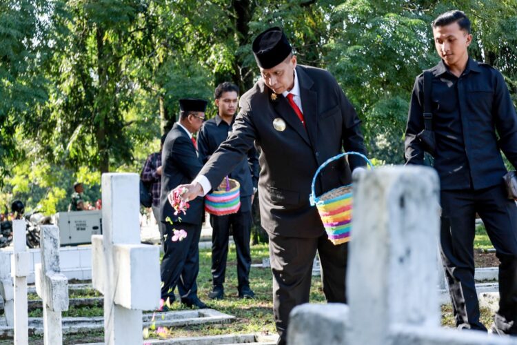Pjs Wali Kota Pematangsiantar Drs Matheos Tan Mengikuti Upacara Ziarah Nasional Memperingati HUT ke-79 TNI di TMP Nagur Pjs Wali Kota Pematangsiantar Drs Matheos Tan Mengikuti Upacara Ziarah Nasional Memperingati HUT ke-79 TNI di TMP Nagur