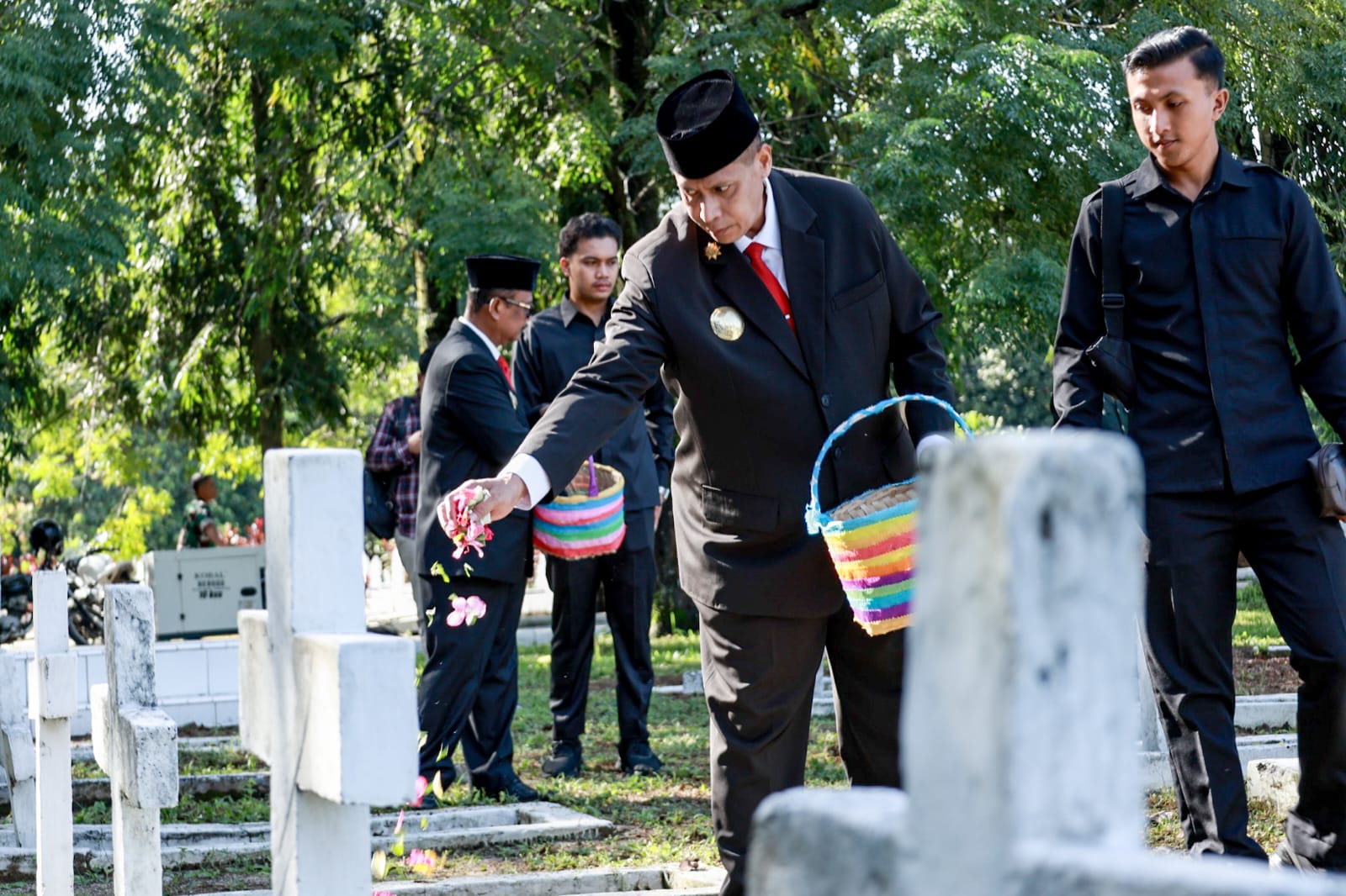 Pjs Wali Kota Pematangsiantar Drs Matheos Tan Mengikuti Upacara Ziarah Nasional Memperingati HUT ke-79 TNI di TMP Nagur Pjs Wali Kota Pematangsiantar Drs Matheos Tan Mengikuti Upacara Ziarah Nasional Memperingati HUT ke-79 TNI di TMP Nagur