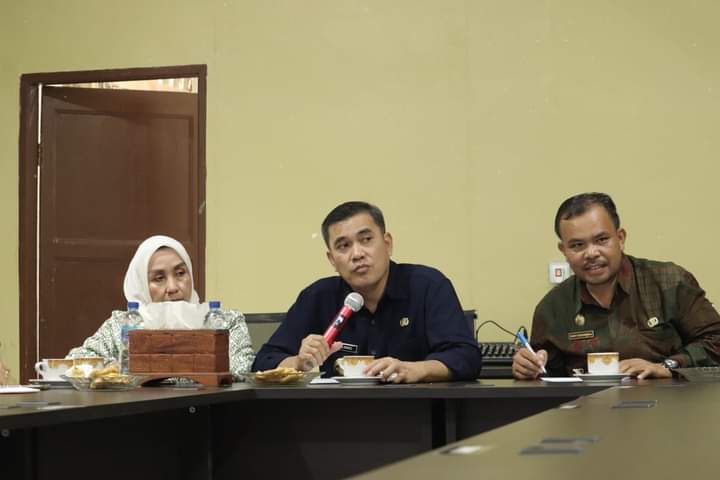 Pjs Bupati Pakpak Bharat Berikan Arahan Tentang Pengembangan UMKM di Dinas Koperasi, Perindustrian, Perdagangan dan UMKM