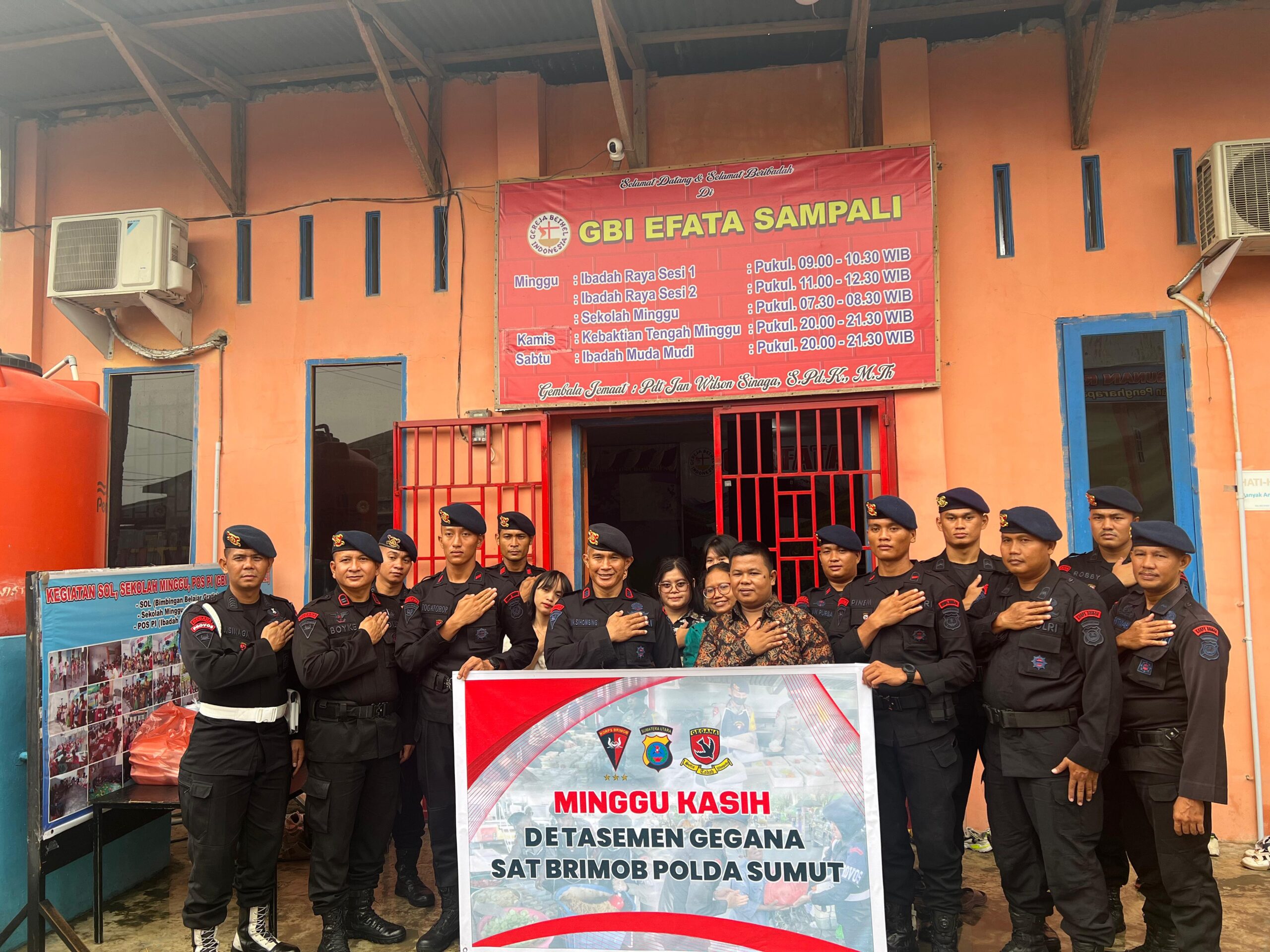 Personil Detasemen Gegana Sat Brimob Polda Sumut Laksanakan Minggu Kasih di Gereja GBI Efata Sampali Personil Detasemen Gegana Sat Brimob Polda Sumut Laksanakan Minggu Kasih di Gereja GBI Efata Sampali