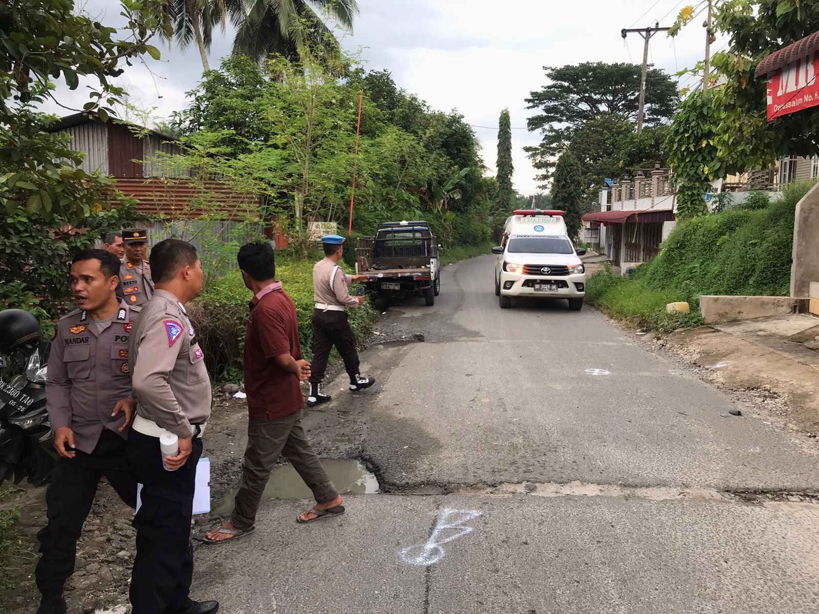 Unit Gakkum Sat Lantas Polres Pematangsiantar Cek TKP Tabrakan Di Jalan Darussalam Unit Gakkum Sat Lantas Polres Pematangsiantar Cek TKP Tabrakan Di Jalan Darussalam