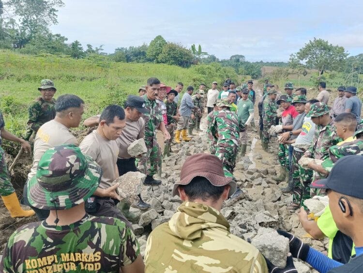 Wujud Sinergitas TNI - Polri, Personil Polres Pematangsiantar Ikut Sukseskan TMMD Ke-122 Tahun 2024 Wujud Sinergitas TNI - Polri, Personil Polres Pematangsiantar Ikut Sukseskan TMMD Ke-122 Tahun 2024
