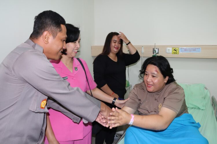 Kapolres Pematangsiantar Jenguk Personil Korban Lakalantas Sepulang Tugas Pengamanan Kampanye Kapolres Pematangsiantar Jenguk Personil Korban Lakalantas Sepulang Tugas Pengamanan Kampanye