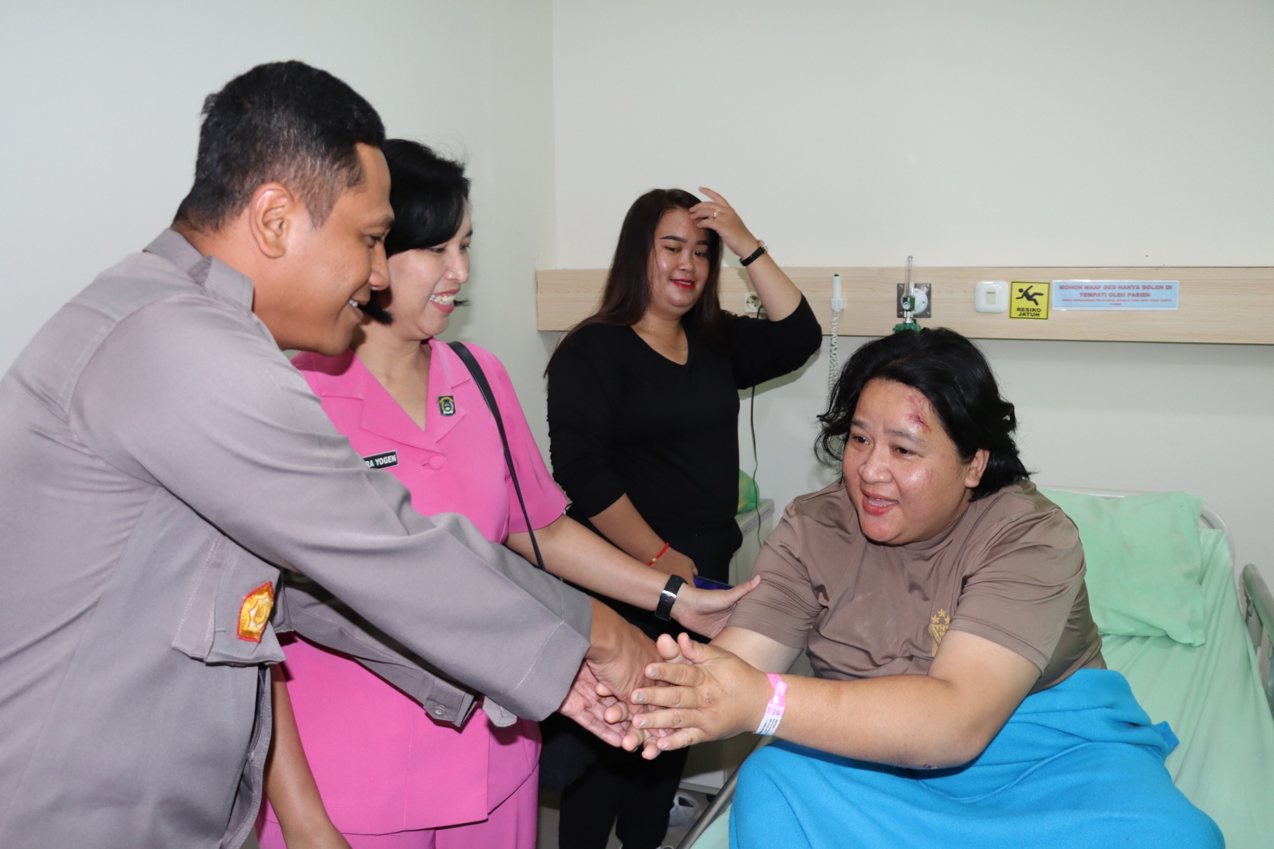 Kapolres Pematangsiantar Jenguk Personil Korban Lakalantas Sepulang Tugas Pengamanan Kampanye