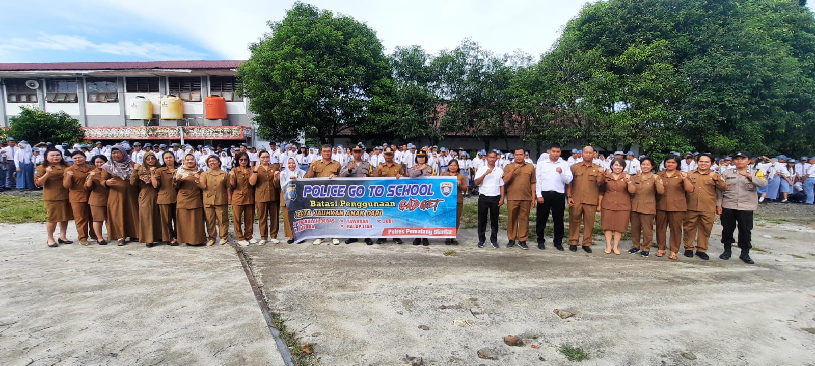 Police Go School, Polres Sianțar Hadir Sebagai Pembina Upacara di Sejumlah Sekolah