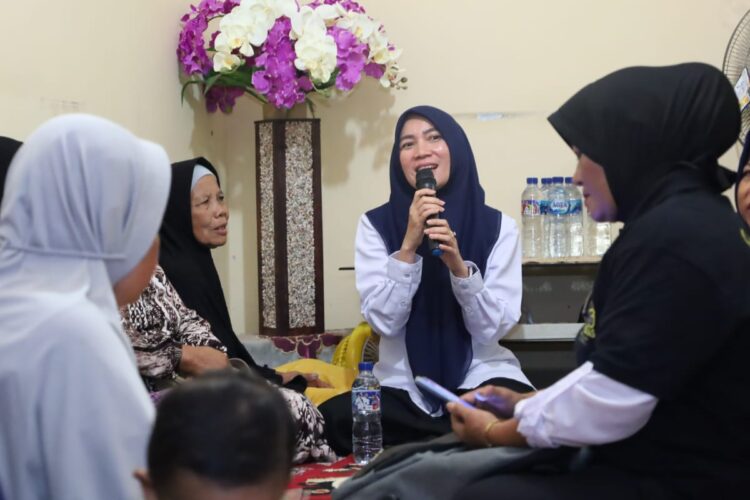 Tidak Ingin Hanya Dikenal dari Gambar Semata, Ade Sandrawati Purba Sapa Warga Naga Pita