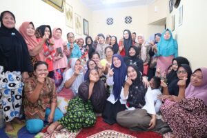 Tidak Ingin Hanya Dikenal dari Gambar Semata, Ade Sandrawati Purba Sapa Warga Naga Pita