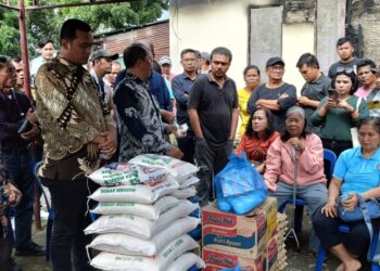 Empati Terhadap Korban Kebakaran di Tambunan, Paslon Effendi-Murphy Serahkan Bantuan Pangan