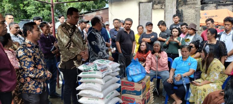 Empati Terhadap Korban Kebakaran di Tambunan, Paslon Effendi-Murphy Serahkan Bantuan Pangan