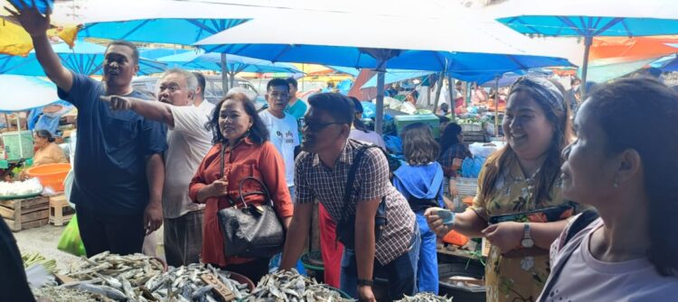 Bertemu Audi Murphy Sitorus, Pedagang Berharap Pasar Tradisional Porsea Dibenahi Bertemu Audi Murphy Sitorus, Pedagang Berharap Pasar Tradisional Porsea Dibenahi
