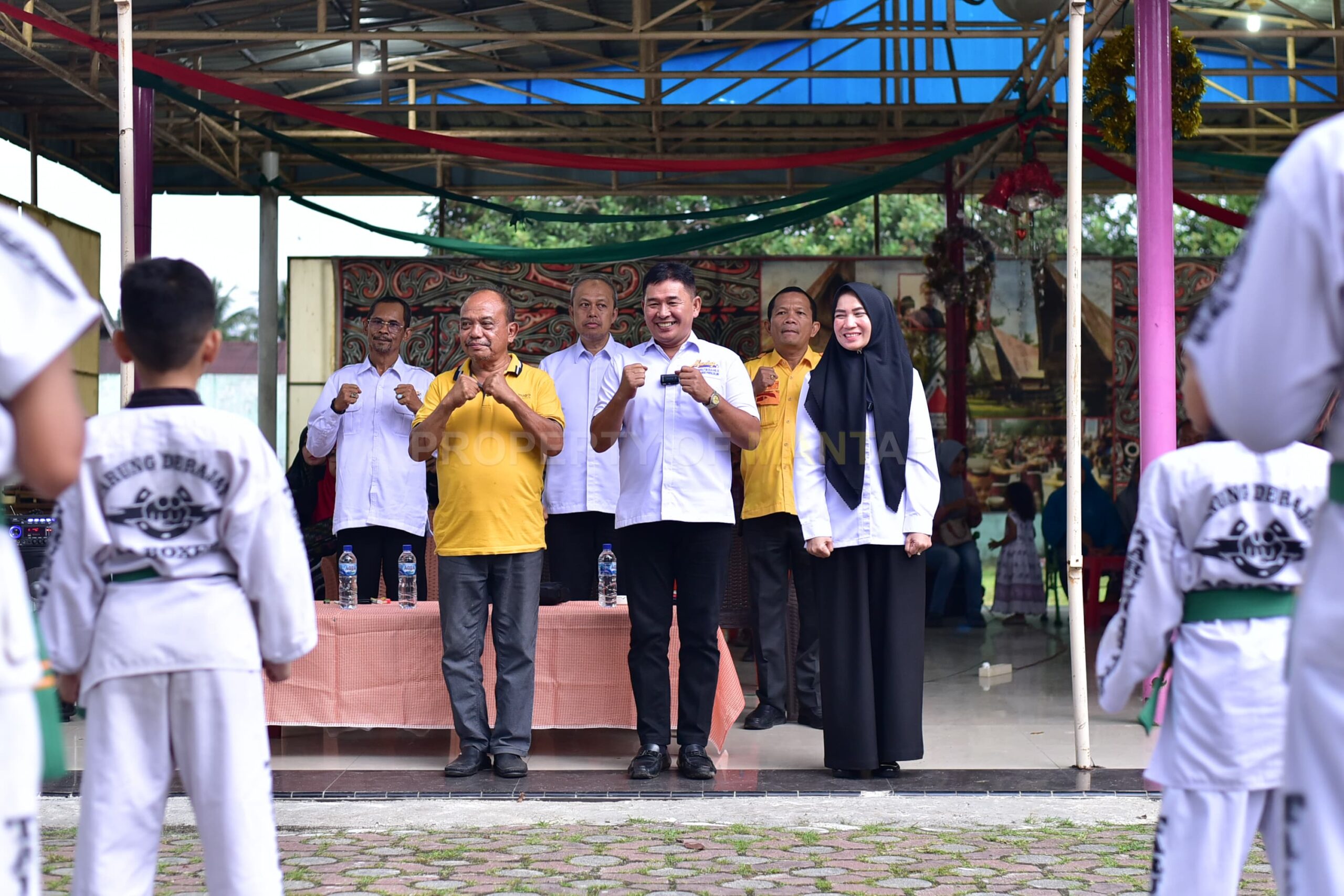 Atlet Tarung Derajat Atraksi di Hadapan Mangatas Silalahi dan Ade Sandrawati Purba
