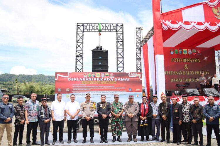 Ketua DPC PMK Pakpak Bharat Hadiri Deklarasi Pilkada Damai di Lapangan Kasean Banurea Ketua DPC PMK Pakpak Bharat Hadiri Deklarasi Pilkada Damai di Lapangan Kasean Banurea