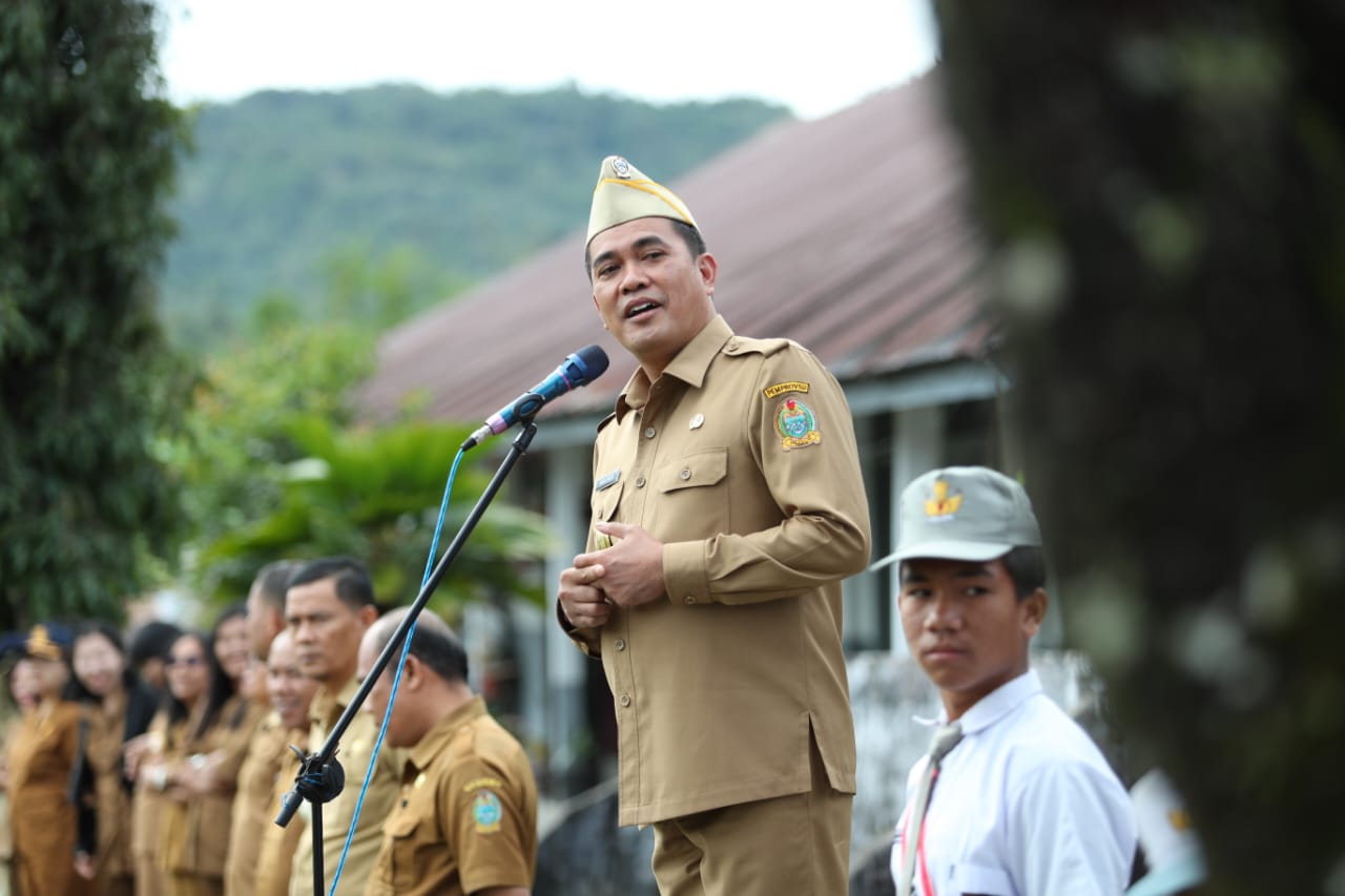 Pjs Bupati Pakpak Bharat Memimpin Upacara Bendera di SMA Negeri 1 Kerajaan