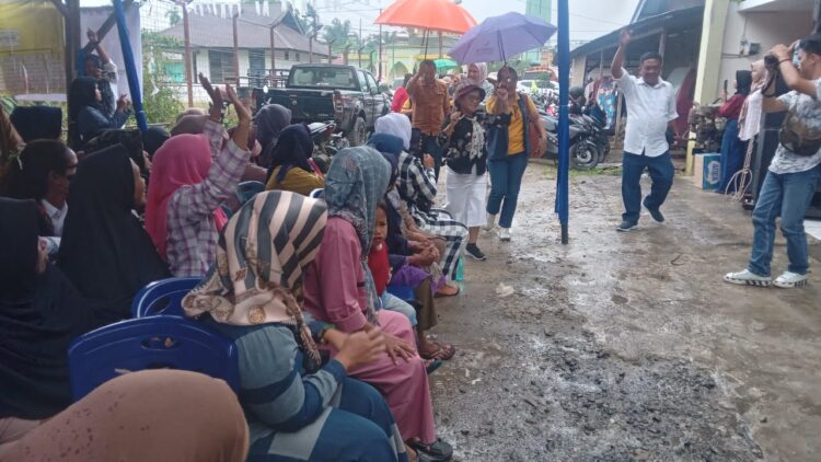 Di Bawah Guyuran Hujan, Kaum Ibu Bosar Maligas Tetap Antusias Menangkan Pasangan Calon Bupati RHS - AZI