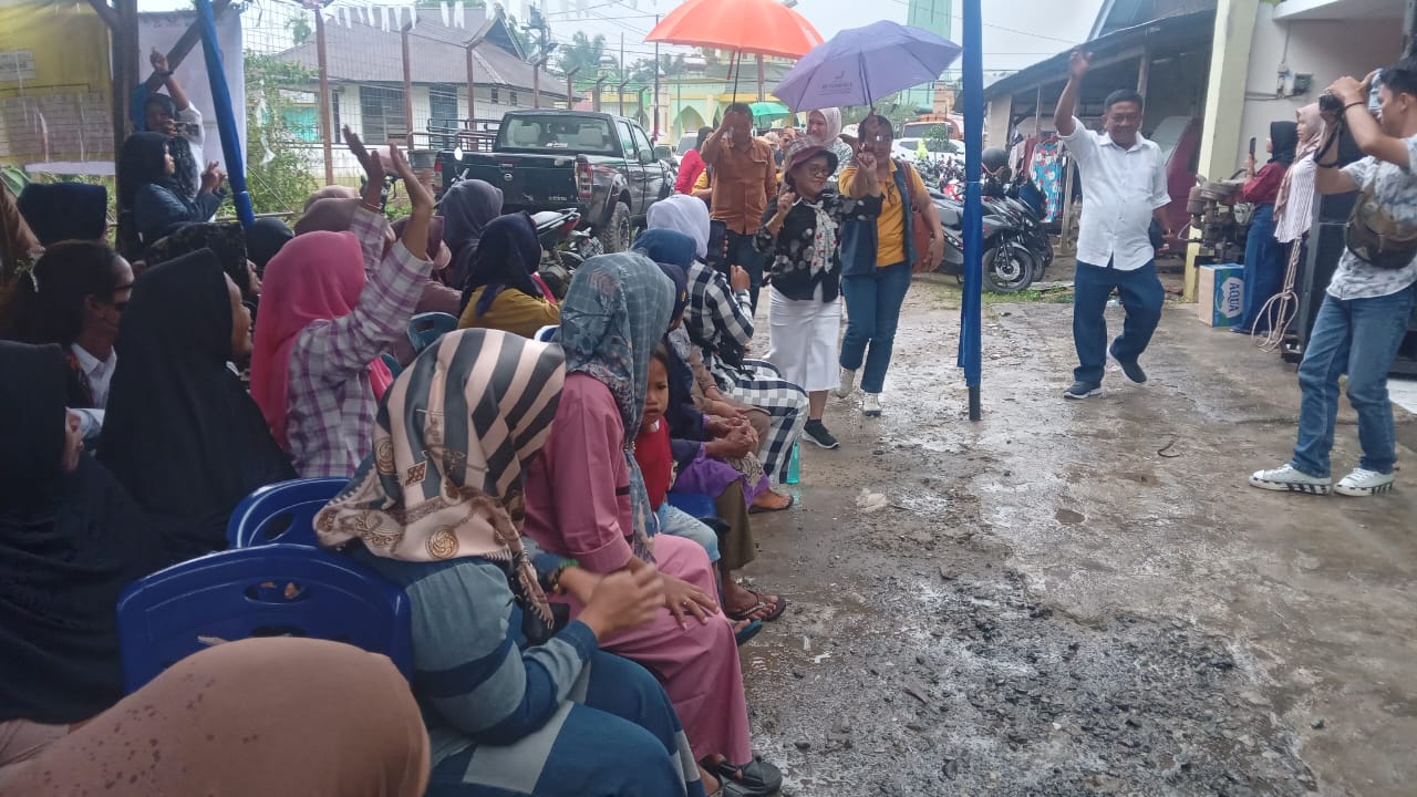 Di Bawah Guyuran Hujan, Kaum Ibu Bosar Maligas Tetap Antusias Menangkan Pasangan Calon Bupati RHS - AZI Di Bawah Guyuran Hujan, Kaum Ibu Bosar Maligas Tetap Antusias Menangkan Pasangan Calon Bupati RHS - AZI