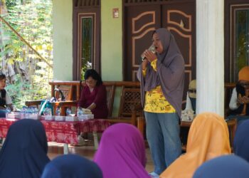 Dengan Suara Bergetar Dan Terharu, Ibu Lansia di Padang Mainu Doakan RHS - Azi Kembali Terpilih sebagai Bupati Periode 2024-2029