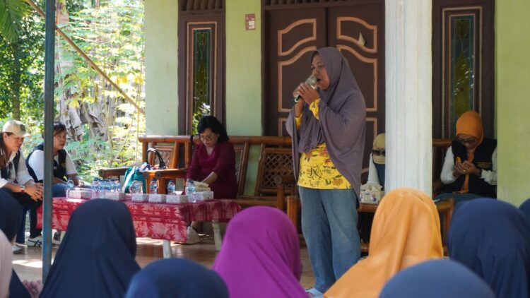 Dengan Suara Bergetar Dan Terharu, Ibu Lansia di Padang Mainu Doakan RHS - Azi Kembali Terpilih sebagai Bupati Periode 2024-2029