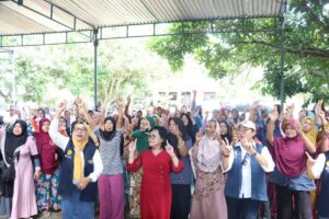Dengan Suara Bergetar Dan Terharu, Ibu Lansia di Padang Mainu Doakan RHS - Azi Kembali Terpilih sebagai Bupati Periode 2024-2029