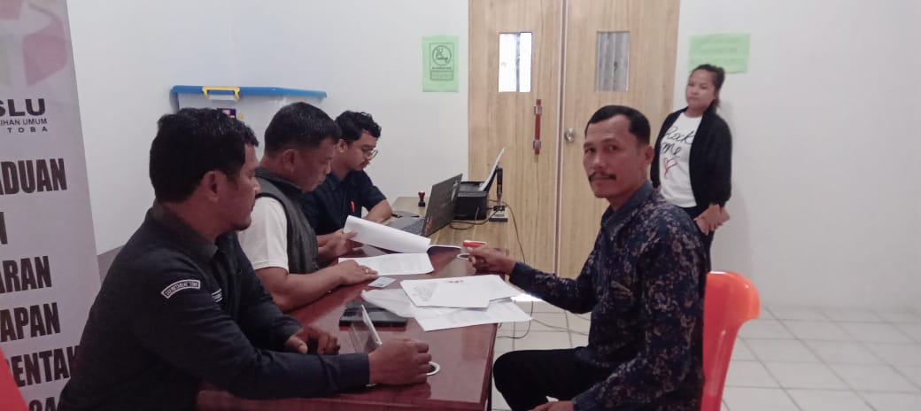 Tim Kuasa Hukum Effendi-Murphy Penuhi Pemeriksaan Bawaslu Toba Terkait Alat Peraga