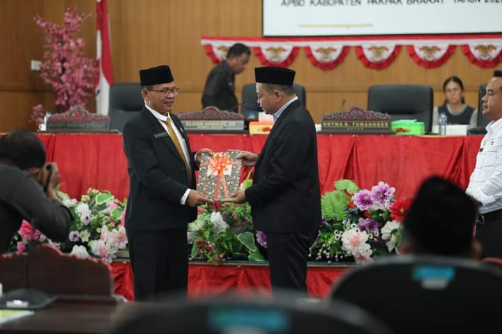 Sekda Jalan Berutu Hadiri Paripurna DPRD Pakpak Bharat dengan Agenda Penyampaian Pemandangan Umum Fraksi atas Nota Pengantar Bupati Sekda Jalan Berutu Hadiri Paripurna DPRD Pakpak Bharat dengan Agenda Penyampaian Pemandangan Umum Fraksi atas Nota Pengantar Bupati