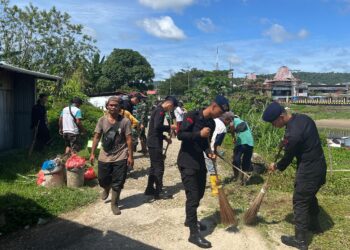 Kompi 4 Batalyon C Sat Brimob Polda Sumut Gelar Baksos Pembersihan di Kampung Pesisir Kecamatan Ilir