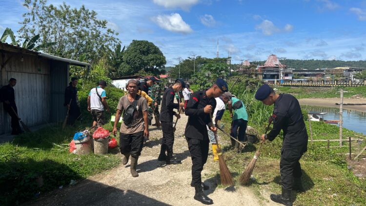 Kompi 4 Batalyon C Sat Brimob Polda Sumut Gelar Baksos Pembersihan di Kampung Pesisir Kecamatan Ilir