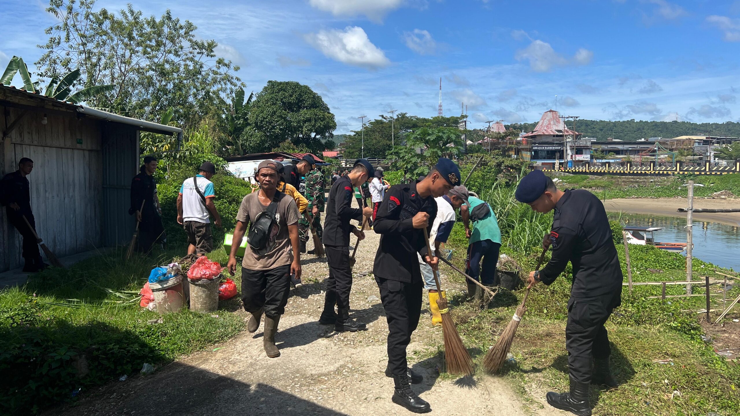 Kompi 4 Batalyon C Sat Brimob Polda Sumut Gelar Baksos Pembersihan di Kampung Pesisir Kecamatan Ilir