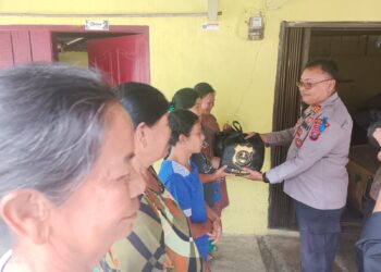 Sambangi Warga, Polres Sibolga Bagikan Bansos