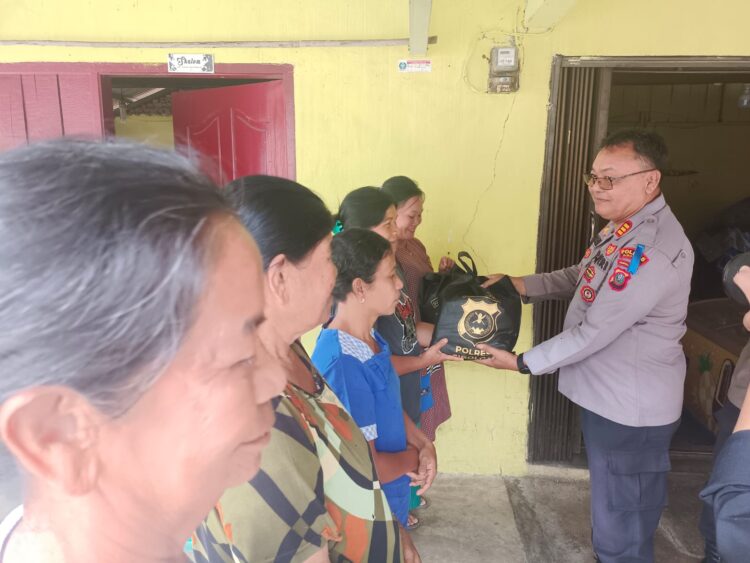 Sambangi Warga, Polres Sibolga Bagikan Bansos