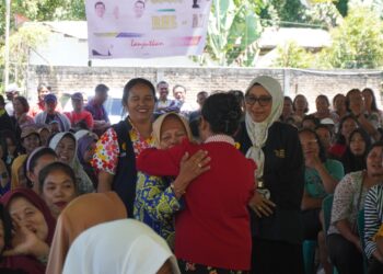 Dibantu Dana Umroh, Mak Rumpit Menangis Dipelukan Ny Ratnawati Radiapoh Hasiholan Sinaga 