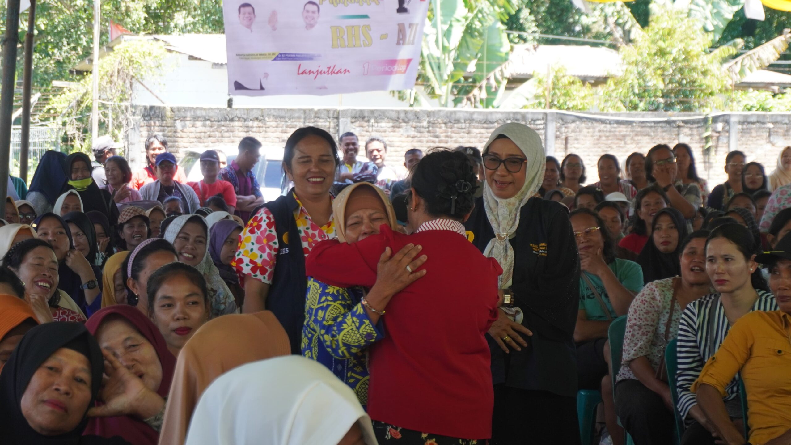 Dibantu Dana Umroh, Mak Rumpit Menangis Dipelukan Ny Ratnawati Radiapoh Hasiholan Sinaga 
