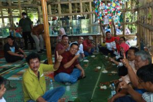 Radiapoh Hasiholan Sinaga Makan Beralaskan Daun Pisang dengan Tim Pemenangan RHS-AZI di Silau Malaha