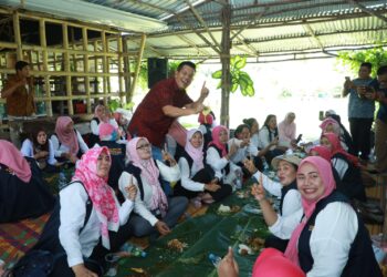 Radiapoh Hasiholan Sinaga Makan Beralaskan Daun Pisang dengan Tim Pemenangan RHS-AZI di Silau Malaha