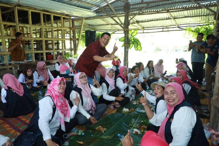 Radiapoh Hasiholan Sinaga Makan Beralaskan Daun Pisang dengan Tim Pemenangan RHS-AZI di Silau Malaha