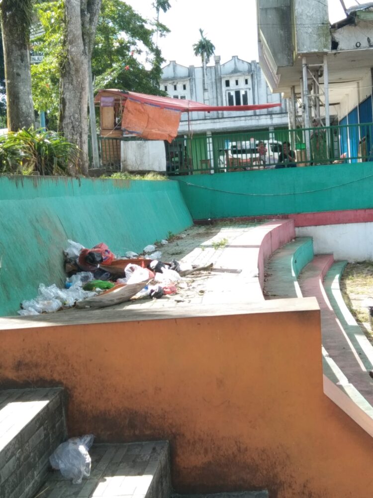 Prihatin, Taman Kota Liwa di Lampung Barat Dipenuhi Sampah Berserakan