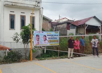 Mangatas Silalahi Bantu dan Resmikan Lapangan Bulu Tangkis di Martoba