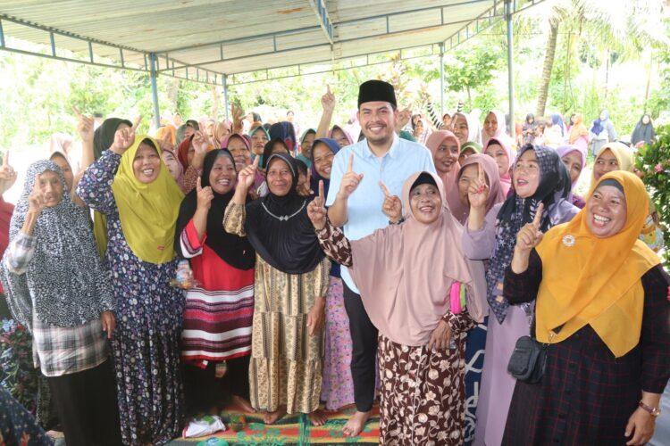 Azi Pratama Pangaribuan Bertemu Dengan Ibu-Ibu Perwiritan Pematang Asilum, Ibu-Ibu: "Udah Ganteng Pinter Lagi"