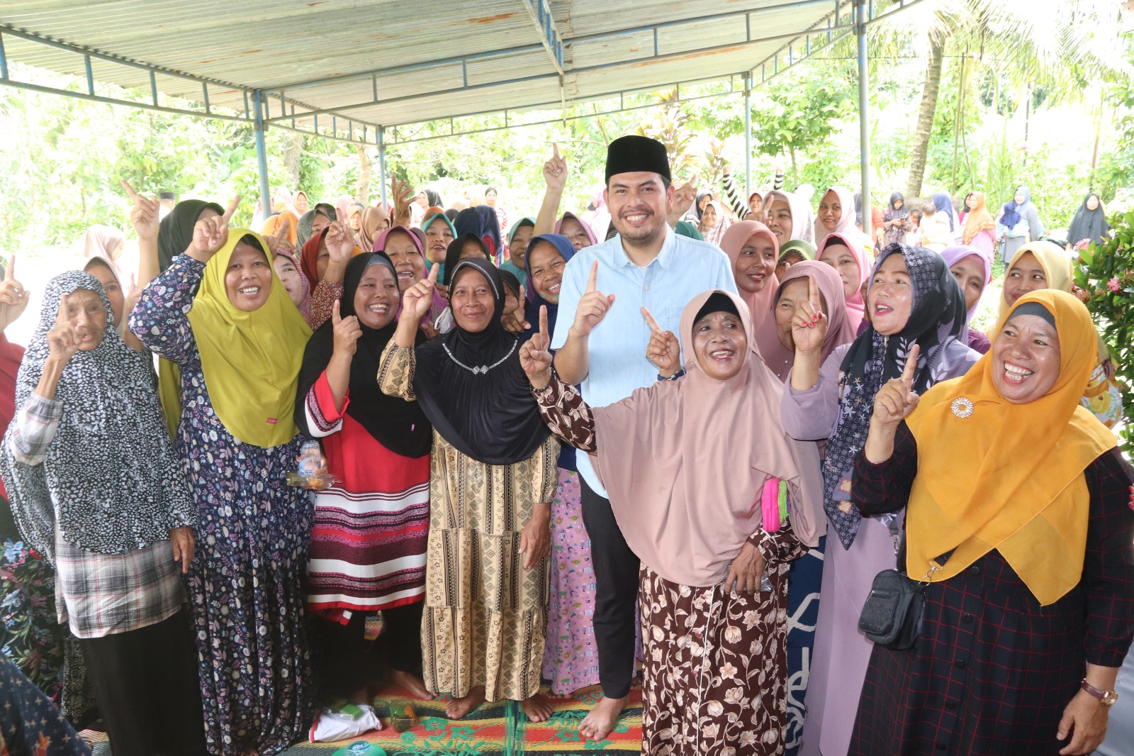 Azi Pratama Pangaribuan Bertemu Dengan Ibu-Ibu Perwiritan Pematang Asilum, Ibu-Ibu: "Udah Ganteng Pinter Lagi"