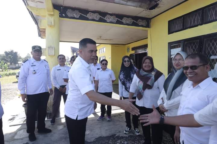 Pjs Bupati Pakpak Bharat Pantau Pelayanan di Kantor Camat Pergetteng-Getteng Sengkut Pjs Bupati Pakpak Bharat Pantau Pelayanan di Kantor Camat Pergetteng-Getteng Sengkut
