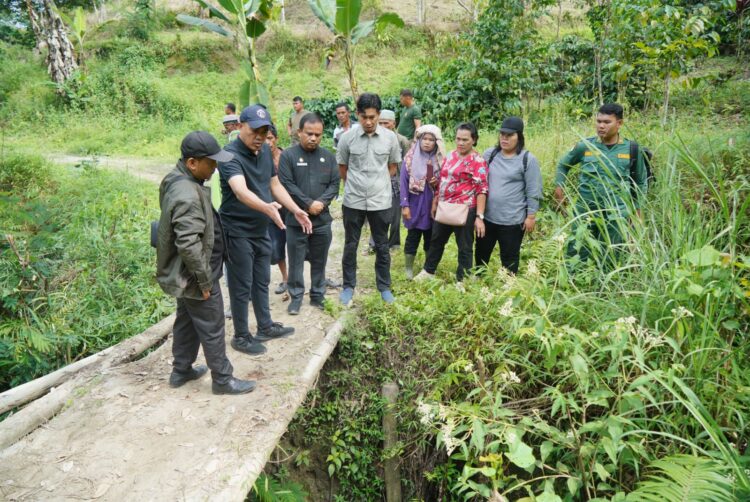 Pjs Bupati Pakpak Bharat Tinjau Gotong Royong perbaikan ruas Jalan Usaha Tani Di Dusun Sarmeme