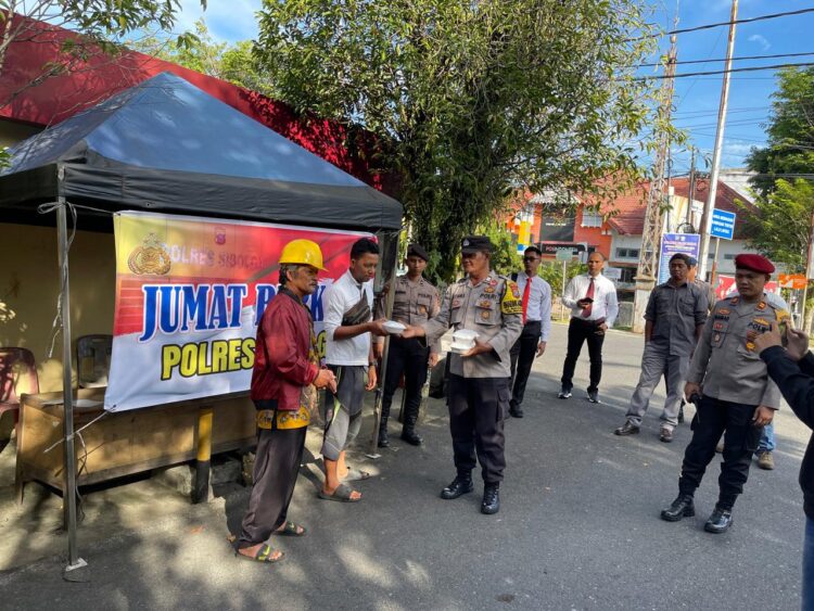 Polres Sibolga Jumat Berkah, Berbagi Sarapan Kepada Warga